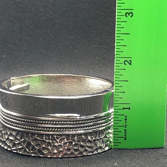 Hammered Giraffe Print Bracelet Silver Tone Rope Wide Statement 7" Hinged Bangle - Picture 6 of 7